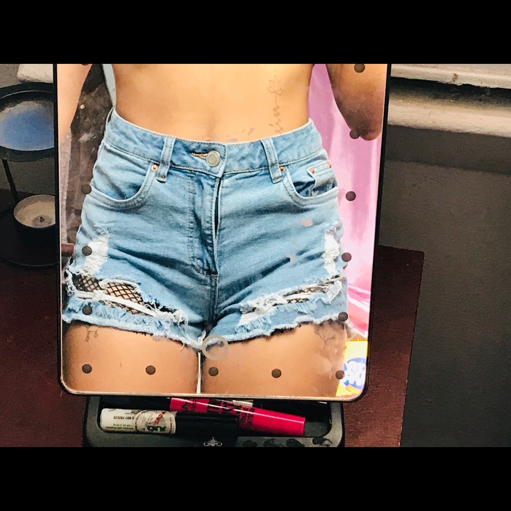 Designed ripped shorts